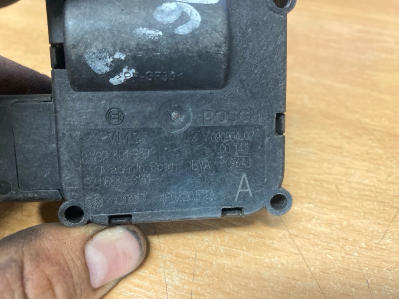 Моторчик заслонки отопителя печки на Audi A6 C6 4F / Ауди А6 С6 2006-2012г.\nОригинал.\nВ отличном состоянии, рабочий.\nГарантия на установку и проверку.\nОтправим в регионы ТК.\nПрименимость:\nAudi A6 [C6,4F] 2004-2011\nAudi Allroad quattro 2006-2012\nAu