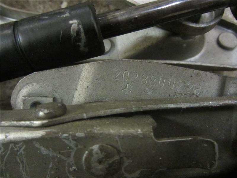 Демпфер амортизатор капота, Mercedes W202 C36 AMG 3,6 литра бензин 1994г двс M104 104941. Контрактная запчасть. Из Японии. Авто без пробега по РФ., отличное