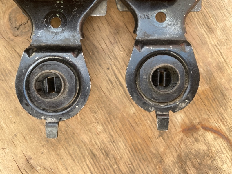 Ответная часть замка капота, Mercedes E320 W211 2002-2006г двс M112 № 112949 31 360549. Задний привод 2WD бензин. .\nОригинал. Цена за шт.\nВ отличном состоянии. \nБез дефектов. \nКонтрактная запчасть из Японии. \nБез пробега по РФ. \nОтправим в регионы Т