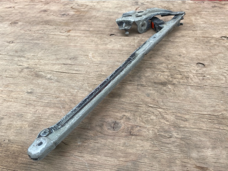 Петля капота Mercedes E320 W210 двс M112 1995-2000г двс № 112941 30 171035. \nОригинал. \nВ отличном состоянии. \nБез дефектов. \nКонтрактная запчасть из Японии. \nБез пробега по РФ. \nОтправим в регионы ТК.