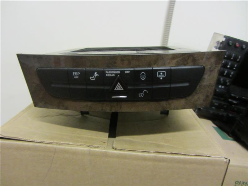 Блок кнопок в центральную консоль и cd changer, Авто из Японии. Левый руль! Mercedes E320 W211 2002-2006г двс M112 № 112949 31 360549. Задний привод 2WD бензин. Контрактная запчасть, авто без пробега по РФ., отличное