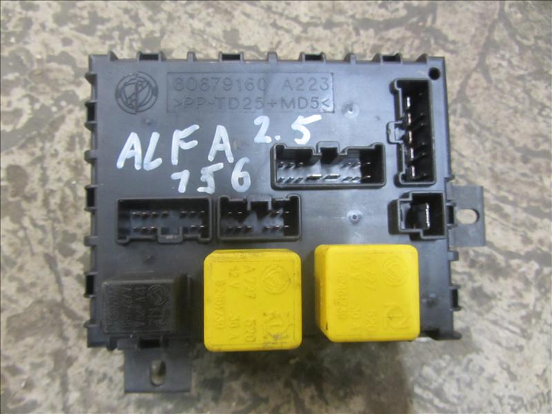 Блок предохранителей реле салонный 60679160, С автомобиля Alfa Romeo 156 2.5л АКПП рестайлинг 2002г цвет красный. Рестайлинг. Пробег 75 000 км по Японии. Контрактная запчасть, авто без пробега по РФ., отличное