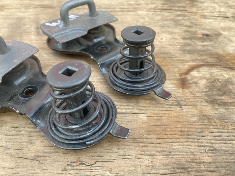 Ответная часть замка капота, Mercedes E320 W211 2002-2006г двс M112 № 112949 31 360549. Задний привод 2WD бензин. .\nОригинал. Цена за шт.\nВ отличном состоянии. \nБез дефектов. \nКонтрактная запчасть из Японии. \nБез пробега по РФ. \nОтправим в регионы Т