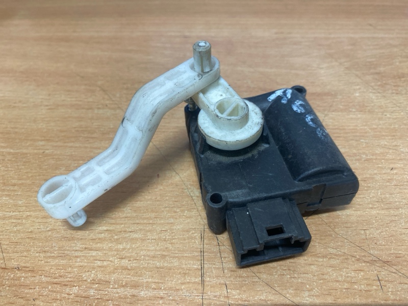 Моторчик заслонки отопителя печки на Audi A6 C6 4F / Ауди А6 С6 2006-2012г.\nОригинал.\nВ отличном состоянии, рабочий.\nГарантия на установку и проверку.\nОтправим в регионы ТК.\nПрименимость:\nAudi A6 [C6,4F] 2004-2011\nAudi Allroad quattro 2006-2012\nAu