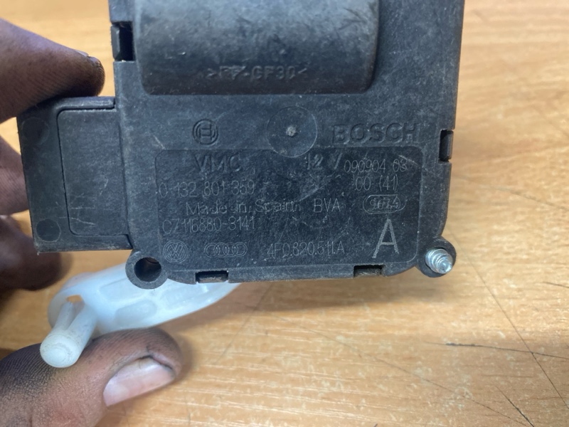 Моторчик заслонки отопителя печки на Audi A6 C6 4F / Ауди А6 С6 2006-2012г.\nОригинал.\nВ отличном состоянии, рабочий.\nГарантия на установку и проверку.\nОтправим в регионы ТК.\nПрименимость:\nAudi A6 [C6,4F] 2004-2011\nAudi Allroad quattro 2006-2012\nAu