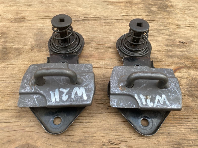 Ответная часть замка капота, Mercedes E320 W211 2002-2006г двс M112 № 112949 31 360549. Задний привод 2WD бензин. .\nОригинал. Цена за шт.\nВ отличном состоянии. \nБез дефектов. \nКонтрактная запчасть из Японии. \nБез пробега по РФ. \nОтправим в регионы Т