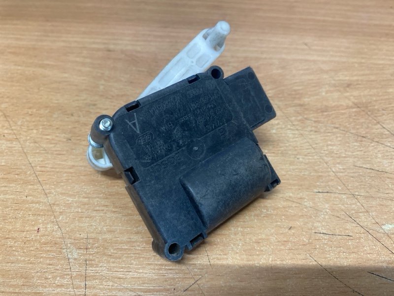 Моторчик заслонки отопителя печки на Audi A6 C6 4F / Ауди А6 С6 2006-2012г.\nОригинал.\nВ отличном состоянии, рабочий.\nГарантия на установку и проверку.\nОтправим в регионы ТК.\nПрименимость:\nAudi A6 [C6,4F] 2004-2011\nAudi Allroad quattro 2006-2012\nAu
