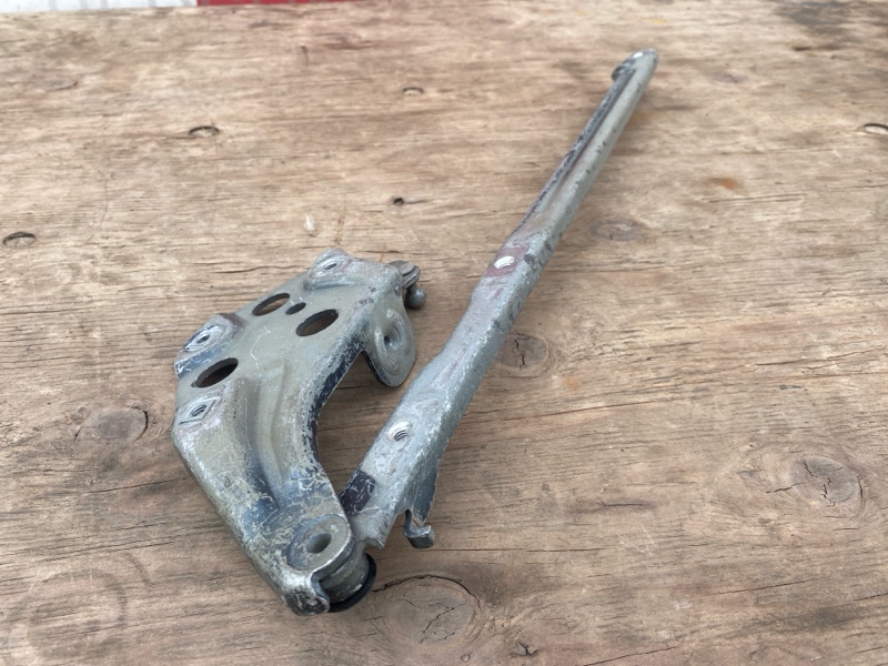 Петля капота Mercedes E320 W210 двс M112 1995-2000г двс № 112941 30 171035. \nОригинал. \nВ отличном состоянии. \nБез дефектов. \nКонтрактная запчасть из Японии. \nБез пробега по РФ. \nОтправим в регионы ТК.