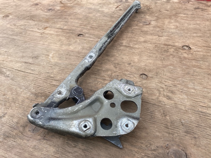 Петля капота Mercedes E320 W210 двс M112 1995-2000г двс № 112941 30 171035. \nОригинал. \nВ отличном состоянии. \nБез дефектов. \nКонтрактная запчасть из Японии. \nБез пробега по РФ. \nОтправим в регионы ТК.