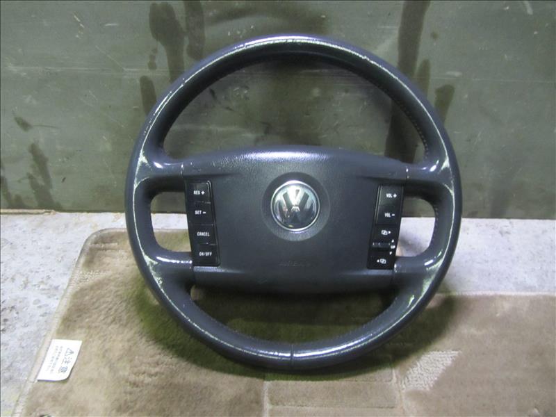 Рулевое колесо руль, С автомобиля VW Touareg двс BMV 7163 3.2 бензин полный привод 2004г.\nОригинал.\nВ отличном состоянии.\nКонтрактная запчасть из Японии. Без пробега по РФ.\nПрименимость:\nVolkswagen Touareg 1 поколение 2002 - 2010\n7L6 7L7 7LA