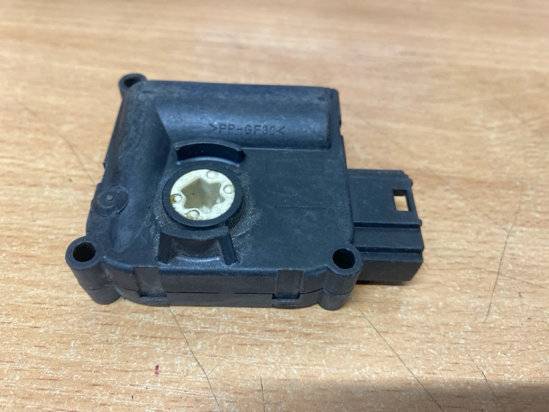 Моторчик заслонки отопителя печки на Audi A6 C6 4F / Ауди А6 С6 2006-2012г.\nОригинал.\nВ отличном состоянии, рабочий.\nГарантия на установку и проверку.\nОтправим в регионы ТК.\nПрименимость:\nAudi A6 [C6,4F] 2004-2011\nAudi Allroad quattro 2006-2012\nAu