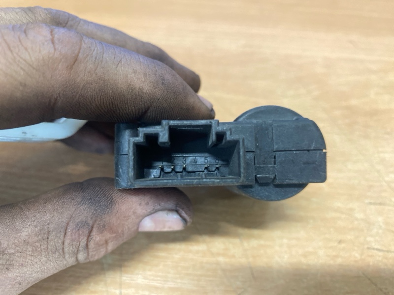 Моторчик заслонки отопителя печки на Audi A6 C6 4F / Ауди А6 С6 2006-2012г.\nОригинал.\nВ отличном состоянии, рабочий.\nГарантия на установку и проверку.\nОтправим в регионы ТК.\nПрименимость:\nAudi A6 [C6,4F] 2004-2011\nAudi Allroad quattro 2006-2012\nAu