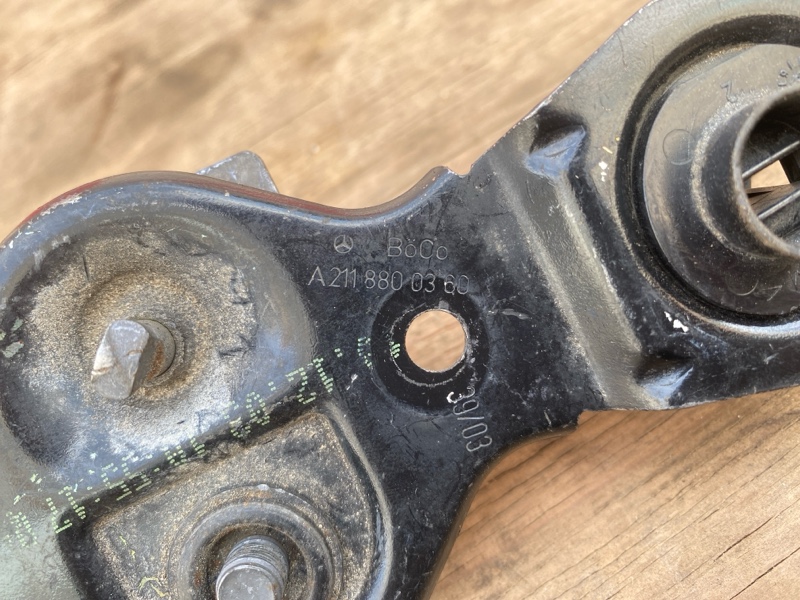 Ответная часть замка капота, Mercedes E320 W211 2002-2006г двс M112 № 112949 31 360549. Задний привод 2WD бензин. .\nОригинал. Цена за шт.\nВ отличном состоянии. \nБез дефектов. \nКонтрактная запчасть из Японии. \nБез пробега по РФ. \nОтправим в регионы Т