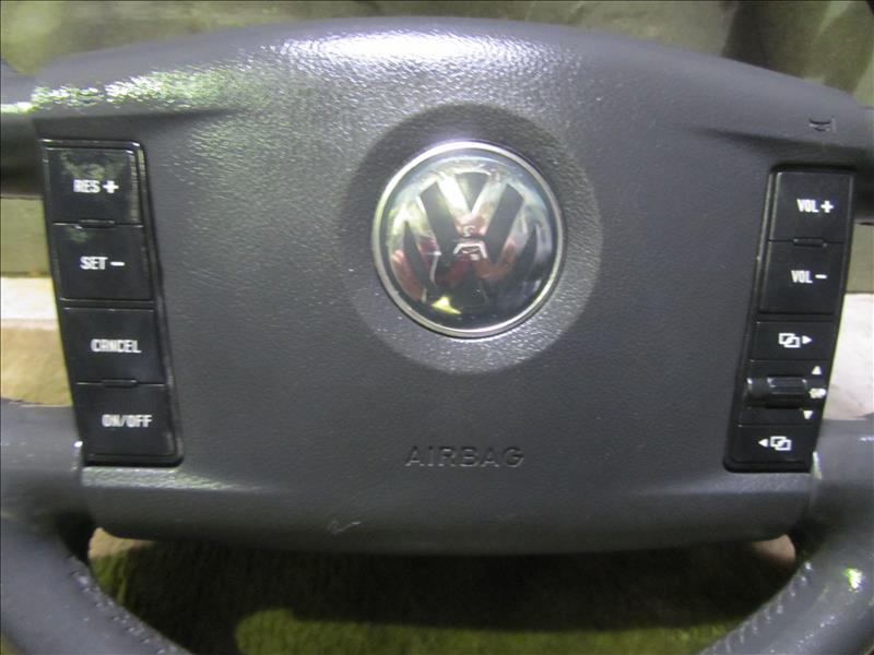 Рулевое колесо руль, С автомобиля VW Touareg двс BMV 7163 3.2 бензин полный привод 2004г.\nОригинал.\nВ отличном состоянии.\nКонтрактная запчасть из Японии. Без пробега по РФ.\nПрименимость:\nVolkswagen Touareg 1 поколение 2002 - 2010\n7L6 7L7 7LA
