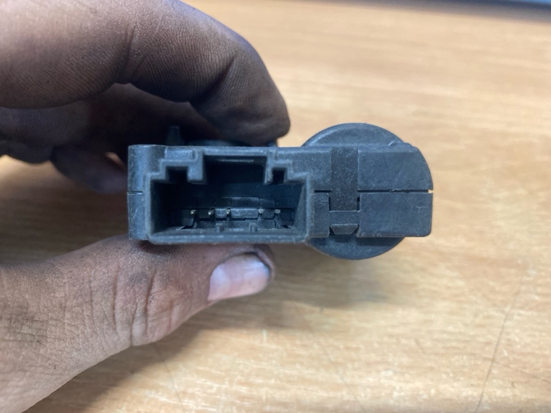 Моторчик заслонки отопителя печки на Audi A6 C6 4F / Ауди А6 С6 2006-2012г.\nОригинал.\nВ отличном состоянии, рабочий.\nГарантия на установку и проверку.\nОтправим в регионы ТК.\nПрименимость:\nAudi A6 [C6,4F] 2004-2011\nAudi Allroad quattro 2006-2012\nAu