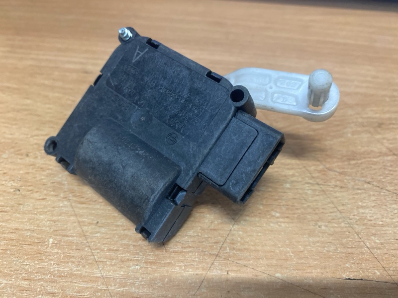 Моторчик заслонки отопителя печки на Audi A6 C6 4F / Ауди А6 С6 2006-2012г.\nОригинал.\nВ отличном состоянии, рабочий.\nГарантия на установку и проверку.\nОтправим в регионы ТК.\nПрименимость:\nAudi A6 [C6,4F] 2004-2011\nAudi Allroad quattro 2006-2012\nAu