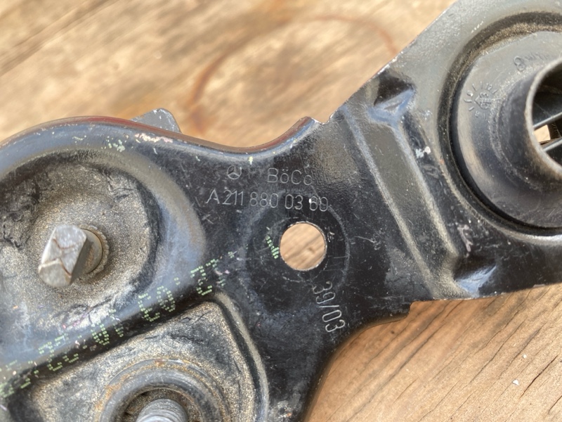 Ответная часть замка капота, Mercedes E320 W211 2002-2006г двс M112 № 112949 31 360549. Задний привод 2WD бензин. .\nОригинал. Цена за шт.\nВ отличном состоянии. \nБез дефектов. \nКонтрактная запчасть из Японии. \nБез пробега по РФ. \nОтправим в регионы Т