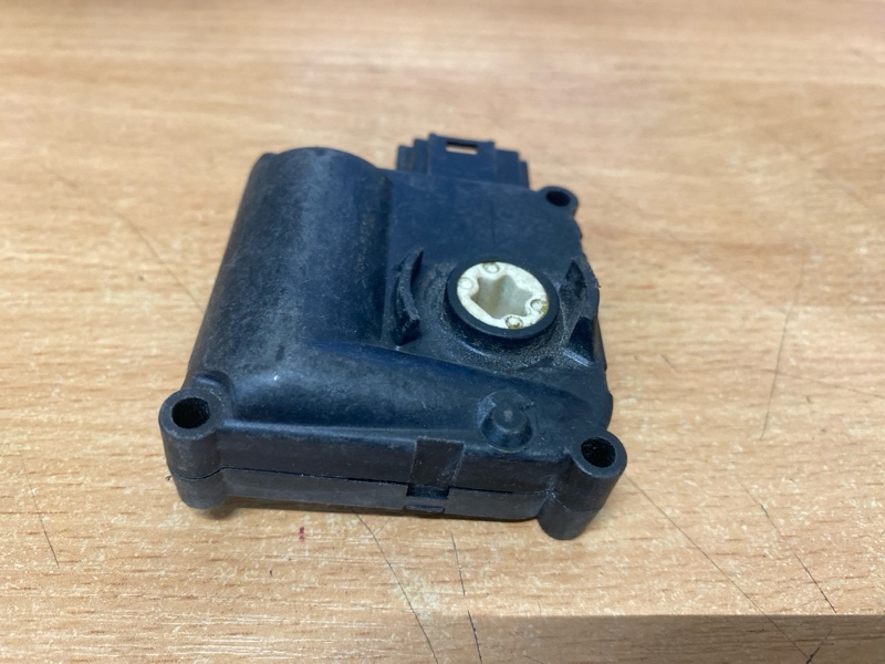 Моторчик заслонки отопителя печки на Audi A6 C6 4F / Ауди А6 С6 2006-2012г.\nОригинал.\nВ отличном состоянии, рабочий.\nГарантия на установку и проверку.\nОтправим в регионы ТК.\nПрименимость:\nAudi A6 [C6,4F] 2004-2011\nAudi Allroad quattro 2006-2012\nAu