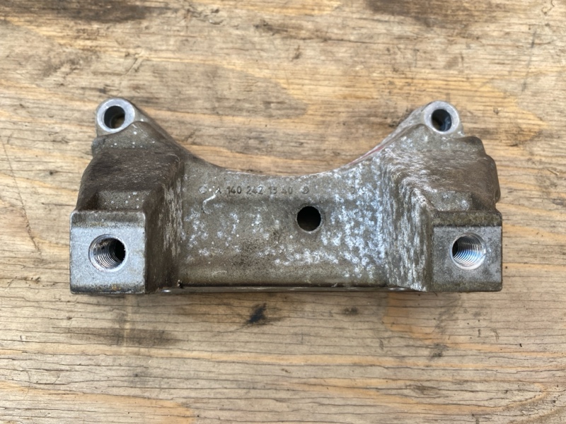 Кронштейн АКПП на Mercedes Benz C-klasse C200 2007-2011г.\nW204 c двигателя M271 1,8 бензин\nОригинал. \nВ отличном состоянии.\nС двигателя Audi.\nКонтрактная запчасть из Японии.\nГарантия на установку.\nОтправим в регионы ТК.