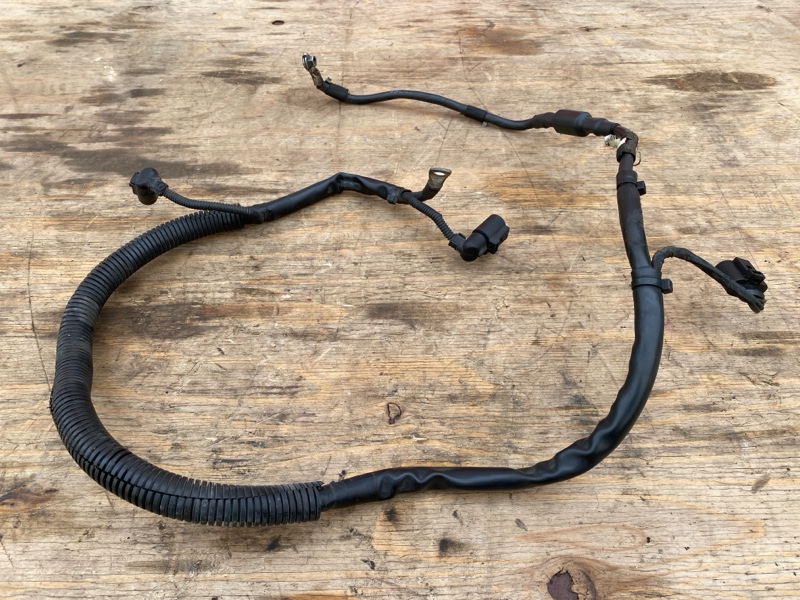 Провод Стартера на VolksWagen Passat B7 2005-2011 (право-рульный авто)\nС двигателя 3.2 AXZ\nОригинал. \nВ отличном состоянии. \nБез дефектов. Праворульный авто!\nГарантия на установку и проверку.\nКонтрактная запчасть из Японии. \nОтправим в регионы ТК.\