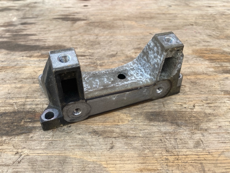 Кронштейн АКПП на Mercedes Benz C-klasse C200 2007-2011г.\nW204 c двигателя M271 1,8 бензин\nОригинал. \nВ отличном состоянии.\nС двигателя Audi.\nКонтрактная запчасть из Японии.\nГарантия на установку.\nОтправим в регионы ТК.