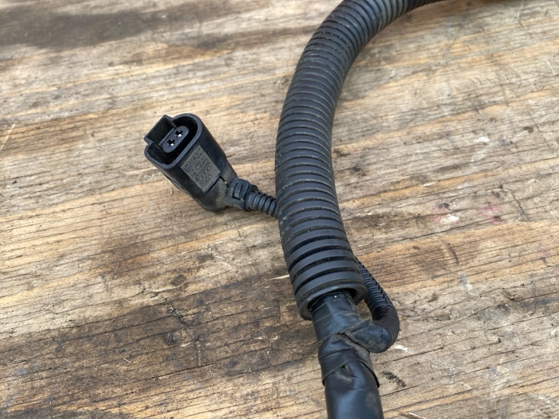 Провод Стартера на VolksWagen Passat B7 2005-2011 (право-рульный авто)\nС двигателя 3.2 AXZ\nОригинал. \nВ отличном состоянии. \nБез дефектов. Праворульный авто!\nГарантия на установку и проверку.\nКонтрактная запчасть из Японии. \nОтправим в регионы ТК.\