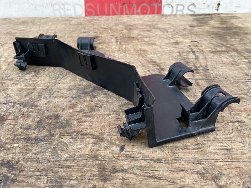 Кронштейн проводки, канал для кабелей на BMW 5 E60 / БМВ 5 Е60 2007-2010г.\nС двигателя 3.0 N52B30B АКПП 6HP19\nОригинал. \nВ отличном состоянии.\nКонтрактная запчасть из Японии.\nГарантия на установку.\nОтправим в регионы ТК.