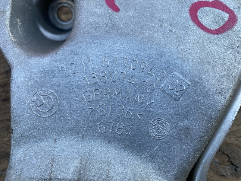 Кронштейн двигателя правый на BMW 5 E60 / БМВ 5 Е60 2007-2010г.\nС двигателя 3.0 N52B30B АКПП 6HP19\nОригинал. \nВ отличном состоянии.\nКонтрактная запчасть из Японии.\nГарантия на установку.\nОтправим в регионы ТК.