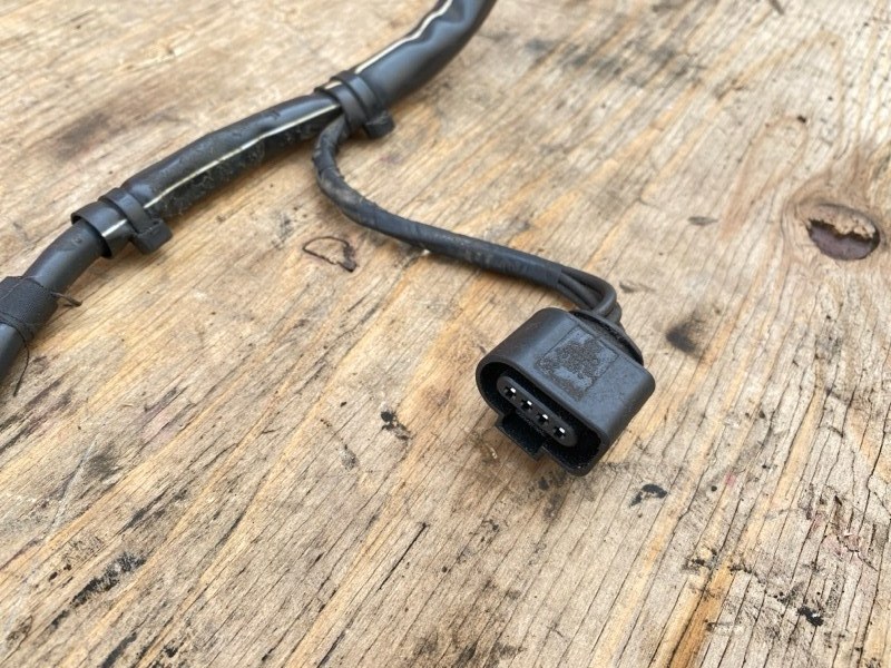 Провод Стартера на VolksWagen Passat B7 2005-2011 (право-рульный авто)\nС двигателя 3.2 AXZ\nОригинал. \nВ отличном состоянии. \nБез дефектов. Праворульный авто!\nГарантия на установку и проверку.\nКонтрактная запчасть из Японии. \nОтправим в регионы ТК.\