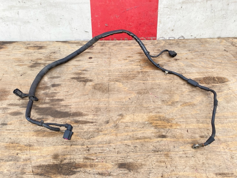 Провод Стартера на VolksWagen Passat B7 2005-2011 (право-рульный авто)\nС двигателя 3.2 AXZ\nОригинал. \nВ отличном состоянии. \nБез дефектов. Праворульный авто!\nГарантия на установку и проверку.\nКонтрактная запчасть из Японии. \nОтправим в регионы ТК.\