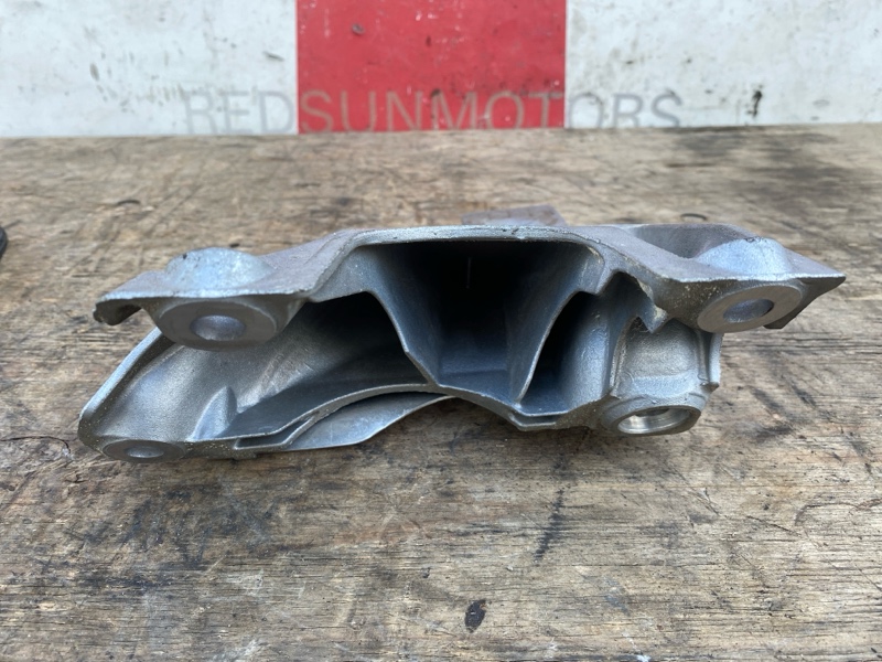Кронштейн двигателя правый на BMW 5 E60 / БМВ 5 Е60 2007-2010г.\nС двигателя 3.0 N52B30B АКПП 6HP19\nОригинал. \nВ отличном состоянии.\nКонтрактная запчасть из Японии.\nГарантия на установку.\nОтправим в регионы ТК.