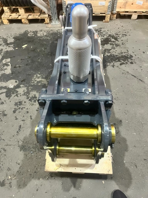 Гидромолот для носителя 12-17 тонн с переходной плитой ACE ,NH, BULL,