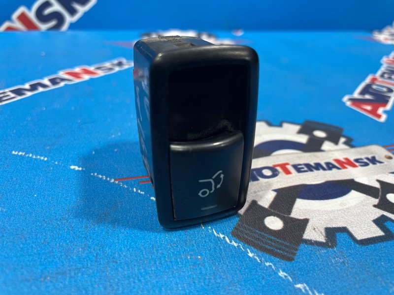 Кнопка открывания багажника