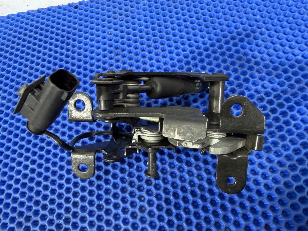 Замок капота BMW F10, F07, F01 левый