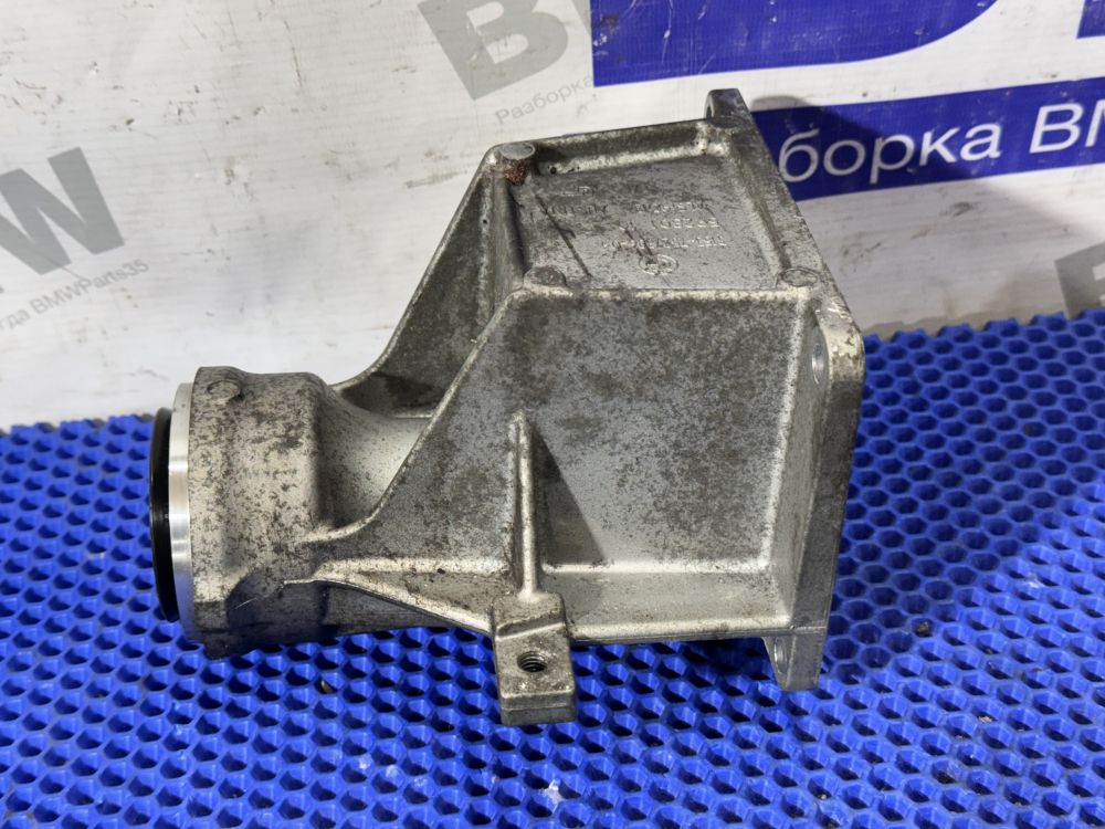 Опорный кронштейн привода BMW E84, E90, E92