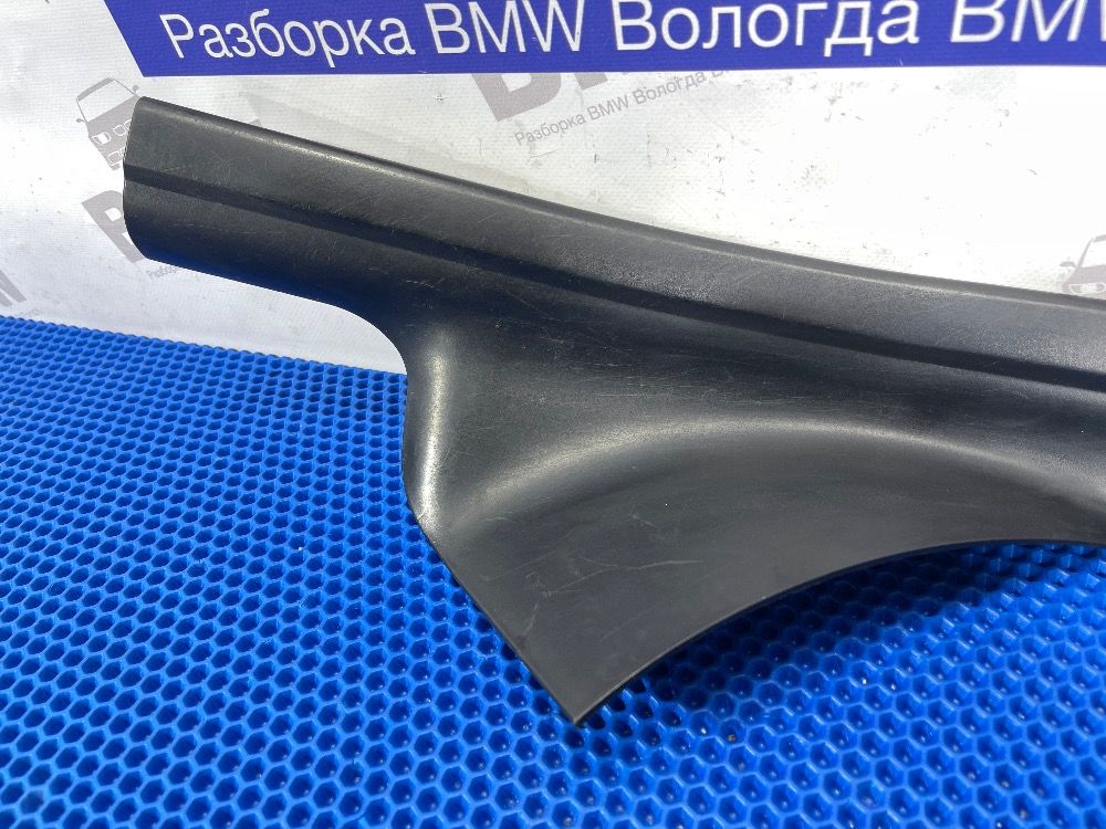 Внутренняя правая накладка на порог BMW E60 царапк