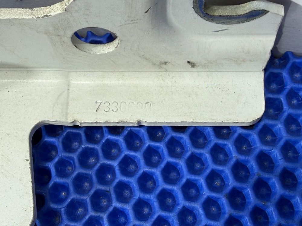 Петля капота левая BMW F30, F20, F32, F34, F36