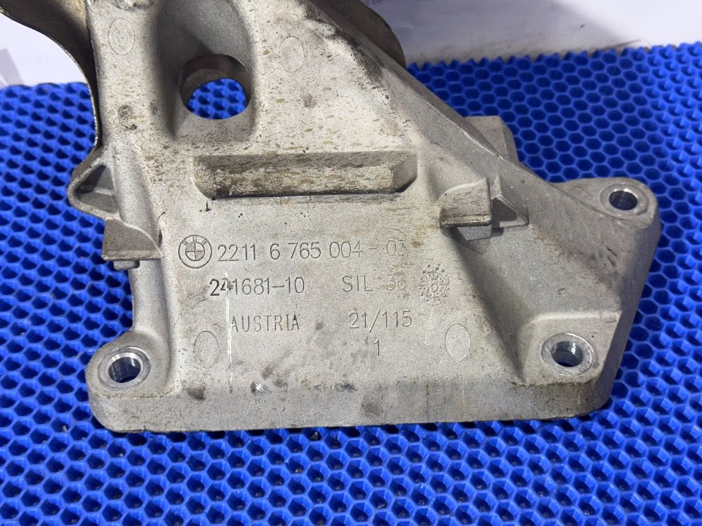Кронштейн двигателя правый BMW E90, E87, E81 N52