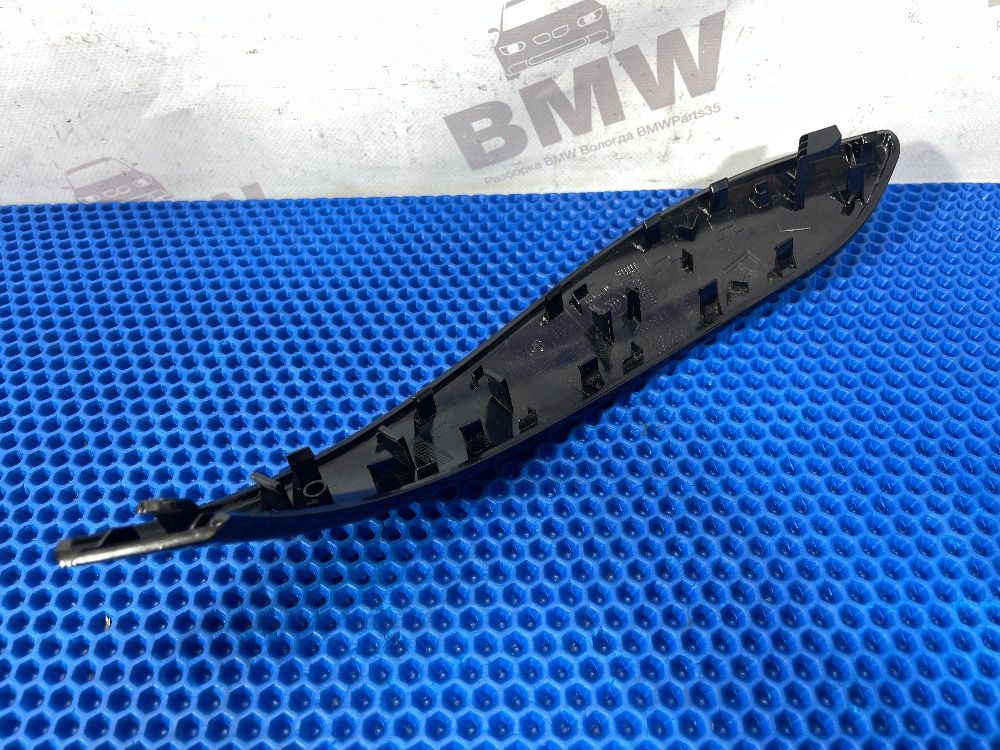 Накладка внутренней ручки правой BMW F30 черная