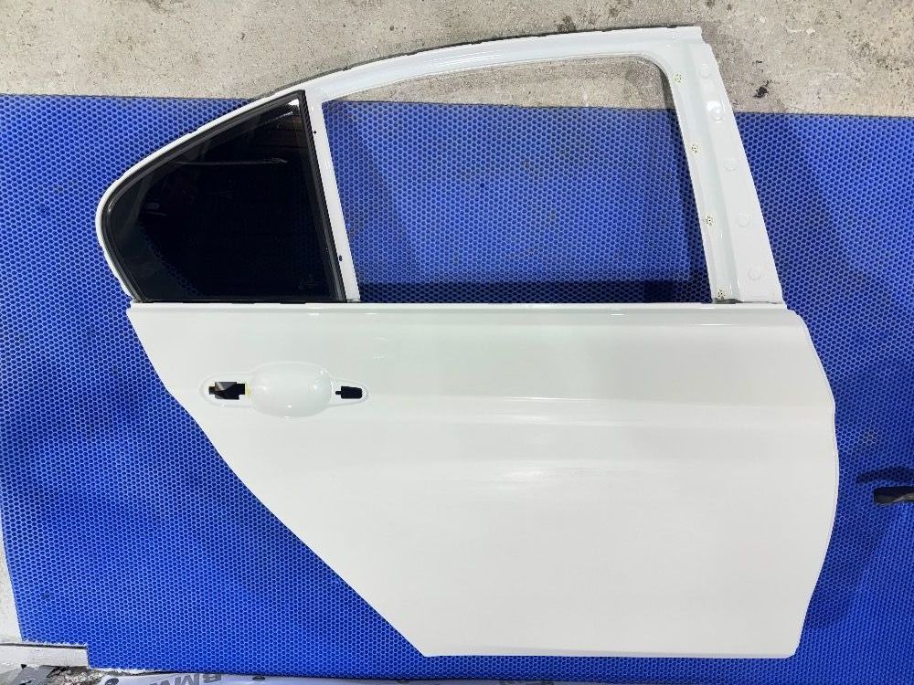Задняя правая дверь BMW F30 Alpinweiss 300