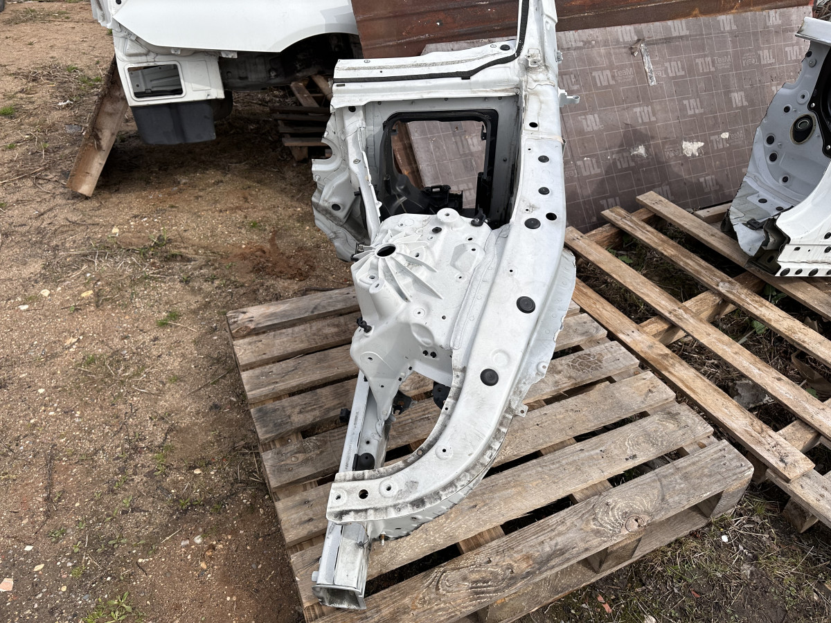 Передняя левая четверть BMW F10