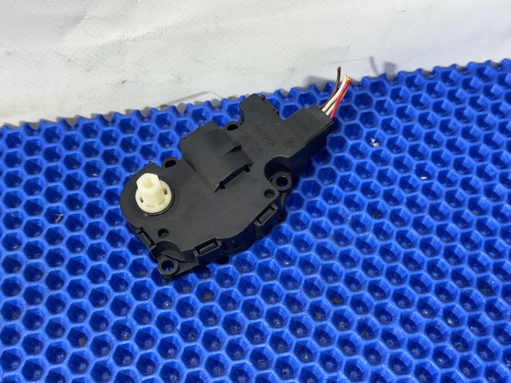 Сервопривод отопителя BMW F10, F11, F07, F01