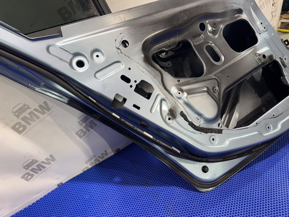 Задняя левая дверь BMW F10 цвет B40 голубой