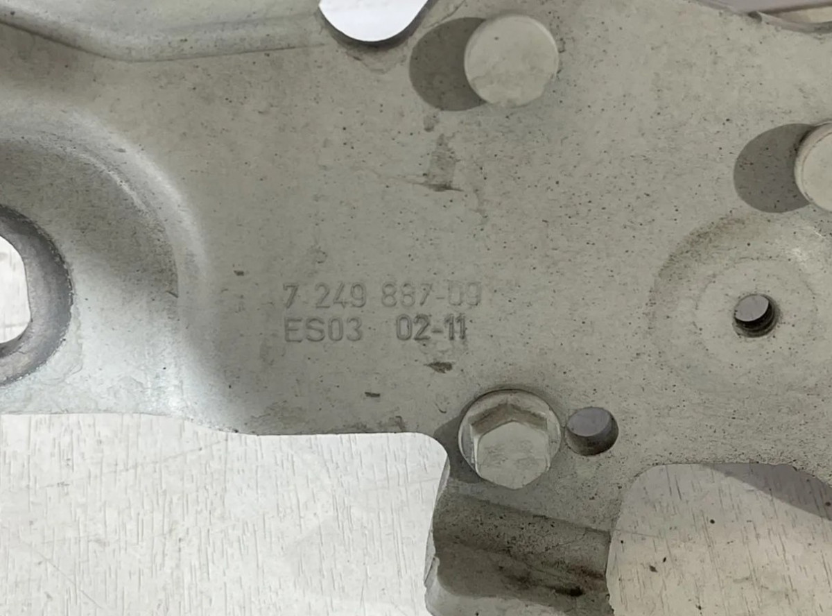 Петля капота BMW F10, F11, F18 Цвет 300