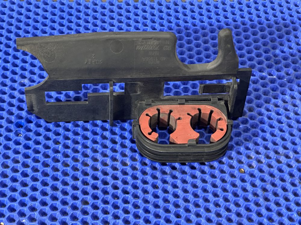 Кронштейн трубок радиатора BMW F10, F01 N55, N57
