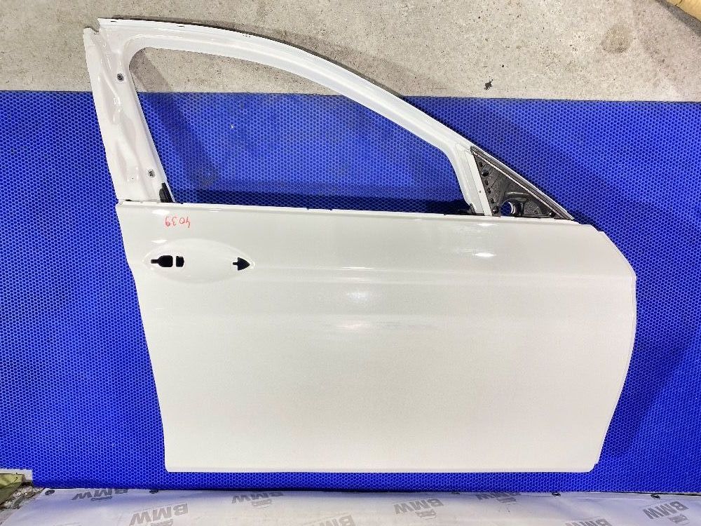 Передняя правая дверь BMW F10 цвет Alpinweiss 300