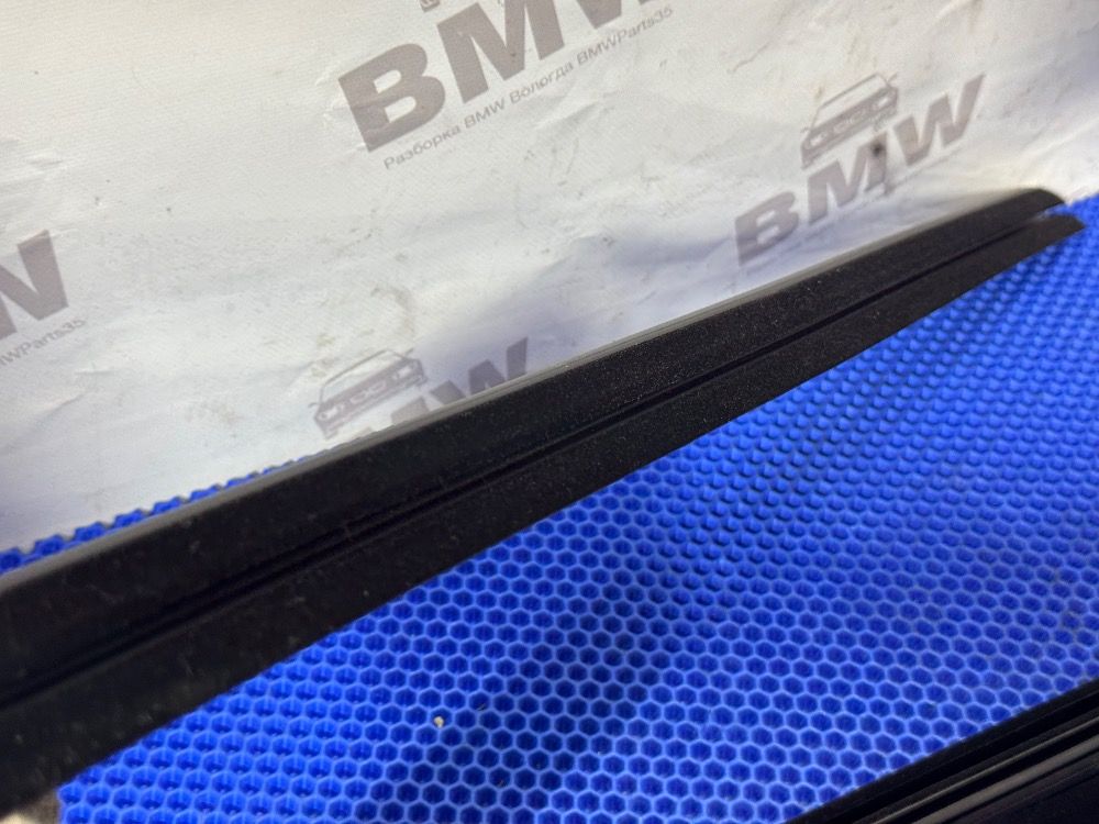 Уплотнитель переднего левого стекла BMW F10, F11