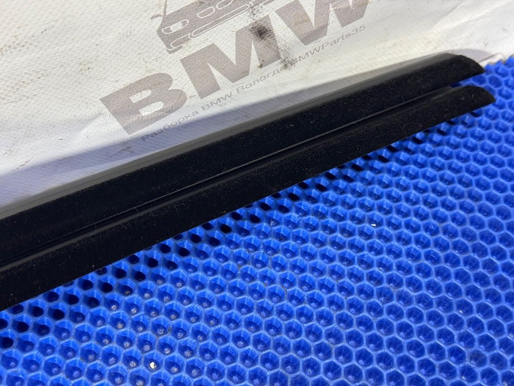 Уплотнитель переднего левого стекла BMW F10, F11