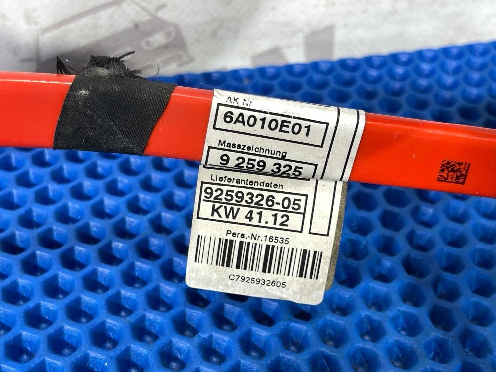 Плюсовой провод под днищем BMW F30, F32 Оригинал