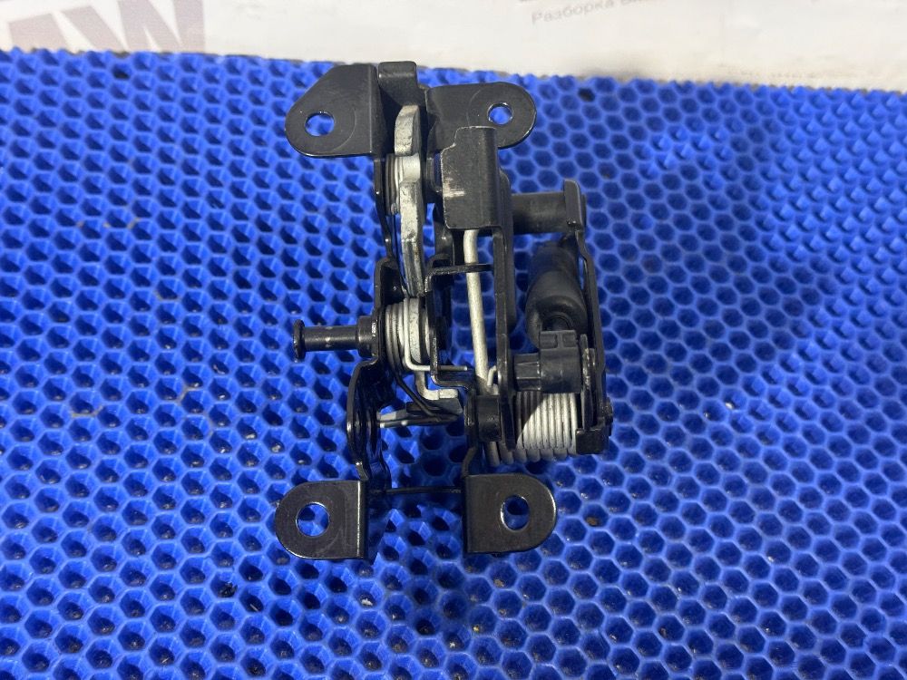 Замок капота BMW F10, F07, F01 правый
